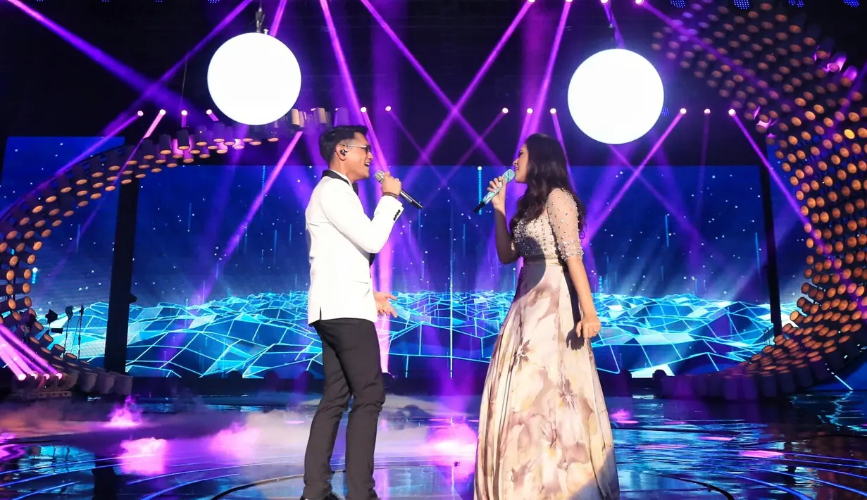 Lagu 'Percayalah' ia berduet bareng Afgan. Meski tidak menjalani latihan, penampilannya cukup memukau penonton melalui chemistry yang dibangun keduanya. (Adrian Putra/Bintang.com)