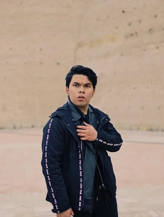 Outfit serba hitam ternyata jadi andalan gaya busana pria 22 tahun tersebut. Selain jadi warna netral,  busana serba hitam membuat penampilan Thariq Halilintar semakin keren.(Liputan6.com/IG/@thariqhalilintar)