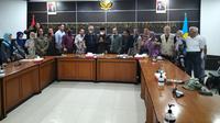 Warga Jalan Laswi mendatangi Kantor Komnas HAM untuk mengadukan dugaan pelanggaran HAM yang terjadi saat eksekusi sepihak oleh PT KAI Daop 2 Bandung, Rabu (14/9/2022). Dok. APRTN Jawa Barat. (Liputan6.com/Dikdik Ripaldi).