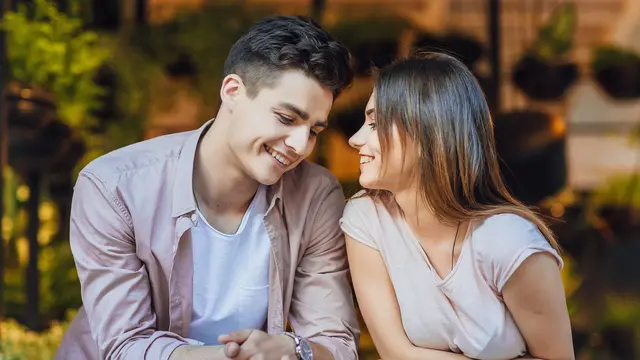 perempuan dan pasangan oktober sangat tulus