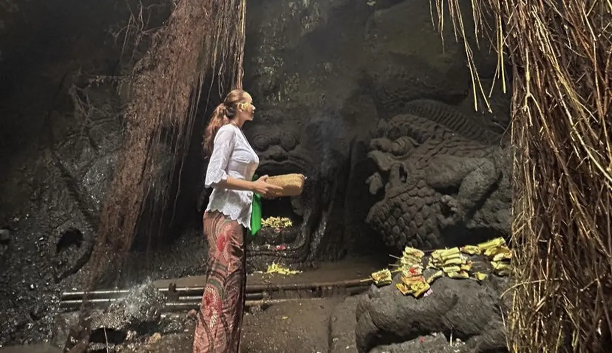 Sayang, foto-foto tersebut menuai pro kontra. Aura Kasih disebut-sebut membawa sajen dengan caption foto yang kontroversial. (@aurakasih)