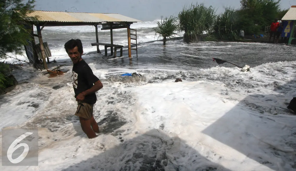 BMKG DIY Yogyakarya mengimbau agar warga yang berartivitas di pantai selatan DIY Yogyakarta  khususnya para wisatawan untuk selalu waspada pada ketinggian air laut, Kamis (9/6) .(Liputan6.com/Boy Harjanto)