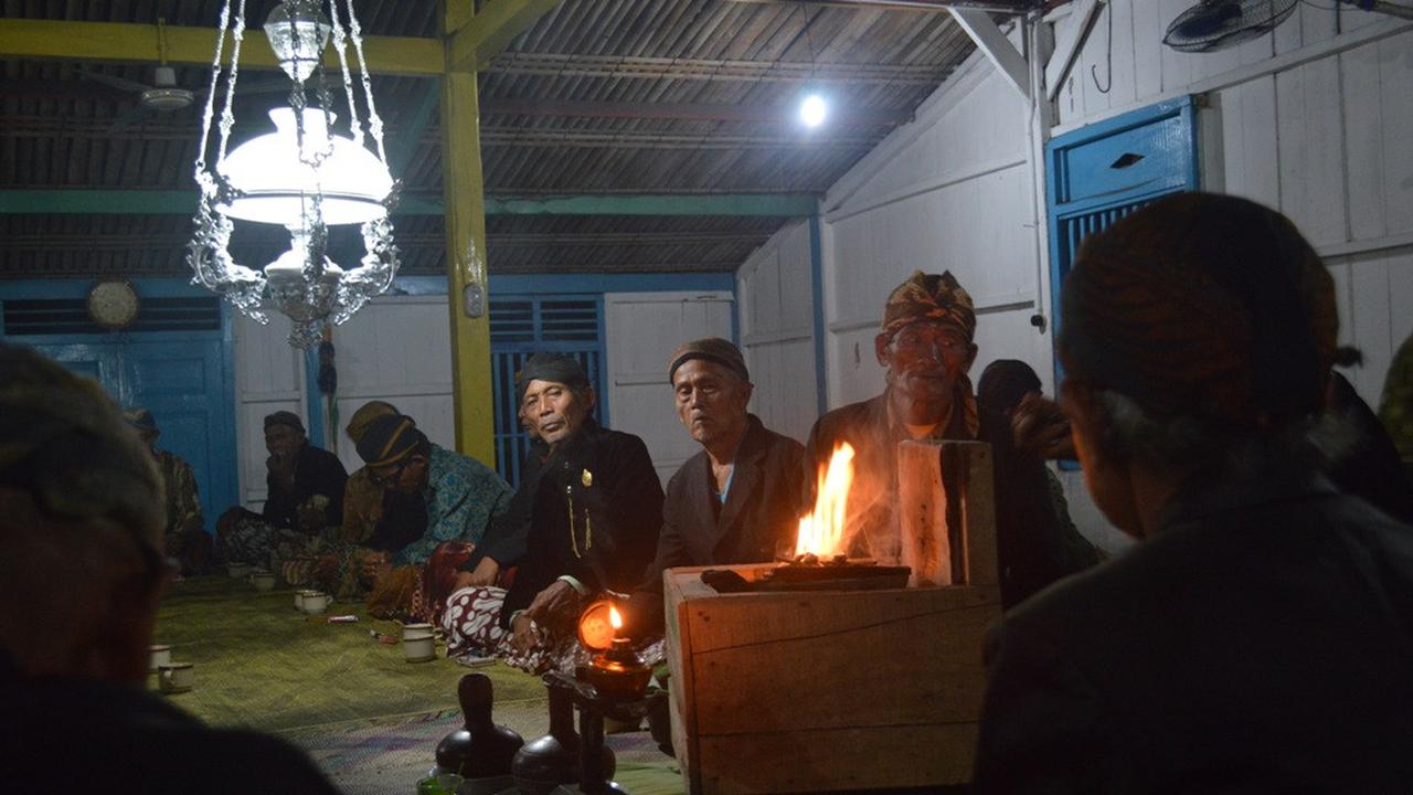 Penghayat kepercayaan dan Islam kejawen menggelar doa Muji Jumat Kliwon di Pasemuan (rumah ibadah). (Foto: Liputan6.com/Muhamad Ridlo)