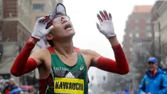 Pelari Jepang, Yuki Kawauchi berselebrasi setelah mencapai garis finis pada Boston Marathon ke-122 di Boston, Senin (16/4). Yuki Kawauchi menjadi pelari Jepang pertama yang berhasil menjadi juara Maraton Boston sejak 1987. (AP/Elise Amendola)