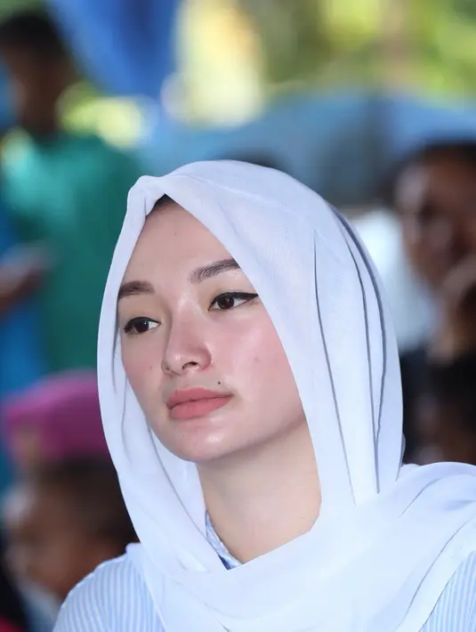 Saat menghadiri acara santunan tersebut, penyanyi 25 tahun ini sering terlihat sedih. Bahkan pandangannya terlihat kosong. (Andy Masela/Bintang.com)