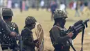 Pasukan pemerintah India berjaga saat bentrok dengan para pemuda Kashmir di di pusat kota Srinagar (2/9). (AFP Photo/Tauseef Mustafa)