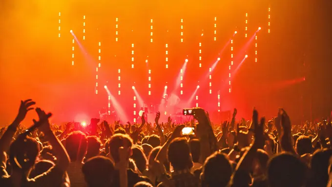 Menonton Konser Hanya Buang-Buang Uang? Ini 4 Manfaat Menonton Konser.