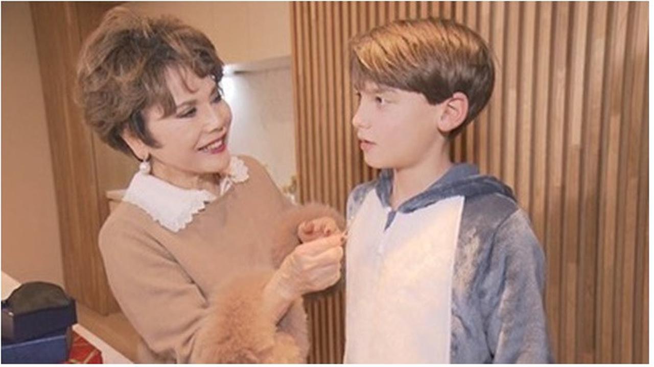 Jarang Terekspos, Ini 6 Momen Kebersamaan Dewi Soekarno Bersama Cucu