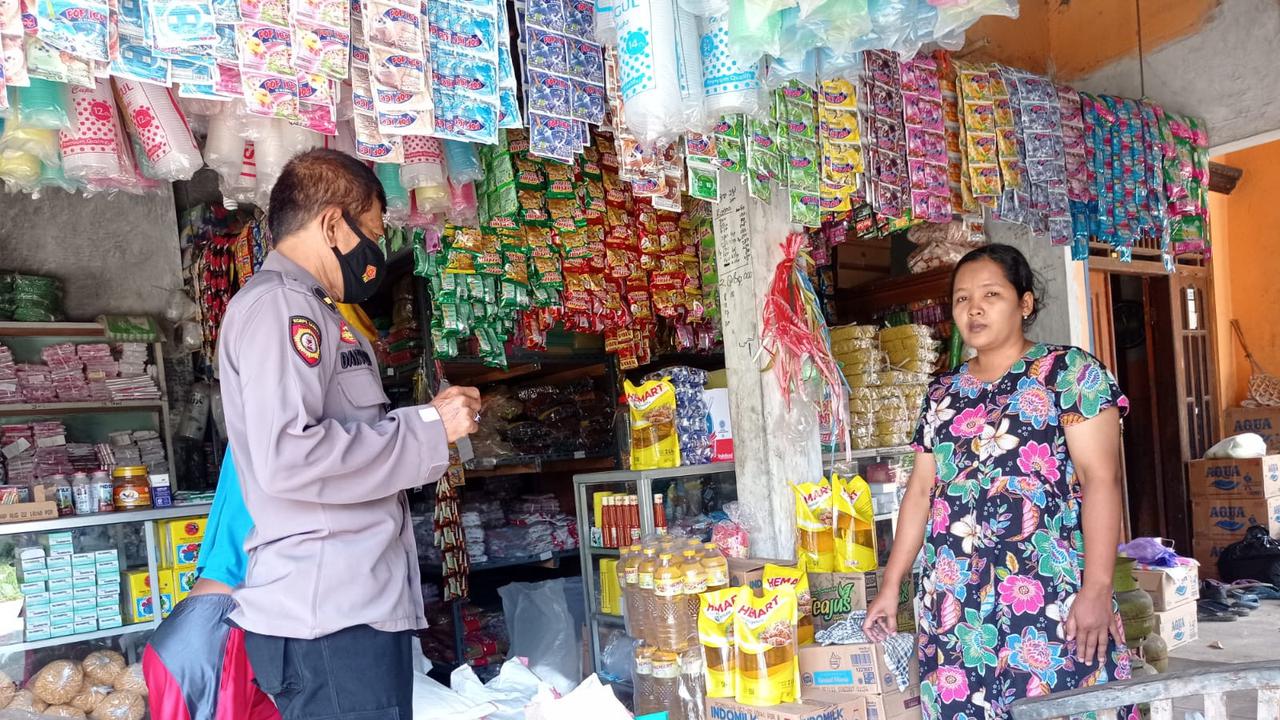 Pak Bhabin mengecek ketersediaan bahan kebutuhan pokok masyarakat jelang Ramadan. (Foto: Polres Pemalang/Liputan6.com)