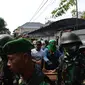 Personel TNI seusai berdiskusi dan rekonsiliasi dengan warga untuk mencegah kerusuhan susulan di Jalan KS Tubun, Petamburan, Jakarta, Rabu (22/5/2019). Aparat keamanan berhasil menghalau massa aksi 22 Mei yang sebelumnya berkumpul di kawasan tersebut. (merdeka.com/Imam Buhori)