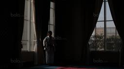 Seorang Karateka Putri Indonesia bersiap berlatih pada nomor kata sebagai persiapan bertanding pada ajang SEA Games 2017 di The Belezza, Permata Hijau, Jakarta, Senin (07/8/2017). (Bola.com/Nicklas Hanoatubun)