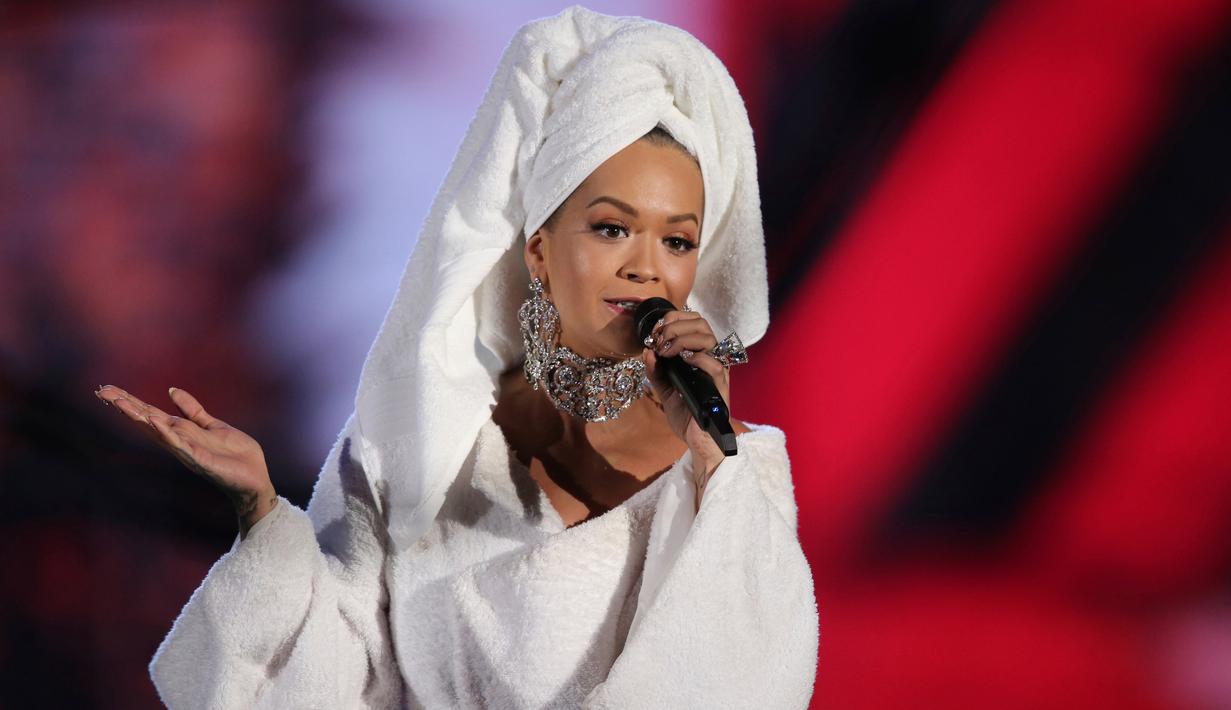 Penyanyi Rita Ora menjadi pengisi acara MTV Europe Music Awards (MTV EMA) 2017 di The SSE Arena, London, Minggu (12/11). Mantel ala jubah mandi Rita itu merupakan keluaran Palomo Spanyol untuk musim semi 2018. (Photo by Joel Ryan/Invision/AP)