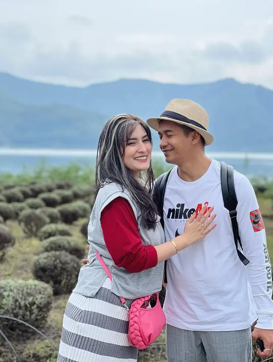 Mereka juga menikmati indahnya pemandangan Lake Kawaguchi. (Foto: Instagram/ angbeenrishi)
