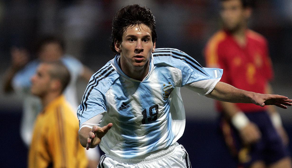 Selebrasi pemain Argentina, Lionel Messi setelah mencetak gol ke gawang Spanyol dalam laga perempatfinal Kejuaraan Dunia Remaja 2005 di Belanda (25/6/2005). Lionel Messi mampu membawa Argentina menjadi juara setelah menang 2-1 atas Nigeria di final. Setelah itu ia langsung dipromosikan ke tim utama Barcelona yang menjadi awal kesuksesannya di Eropa. (AFP/Aris Messinis)
