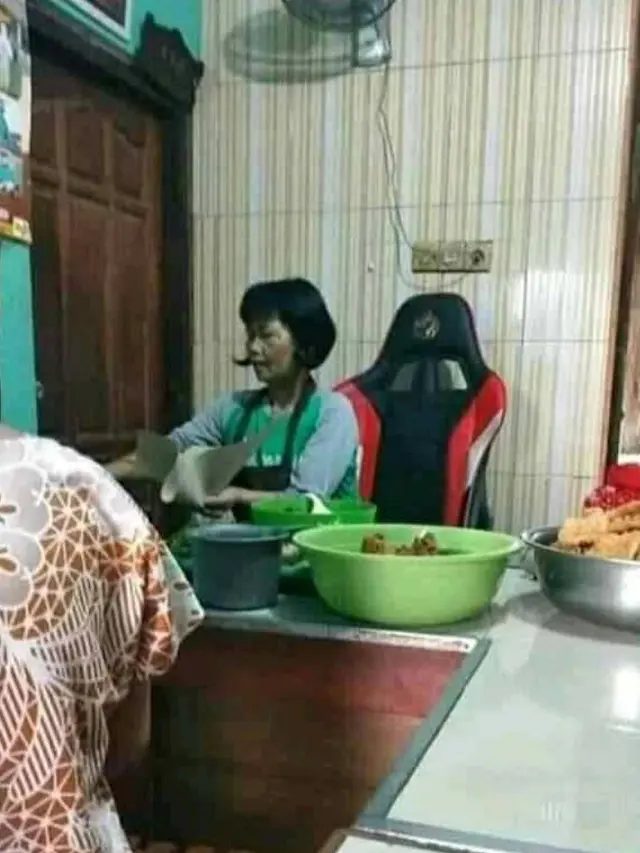 5 Potret Kocak Pekerjaan Sampingan Para Pedagang Ini Bikin Geleng Kepala