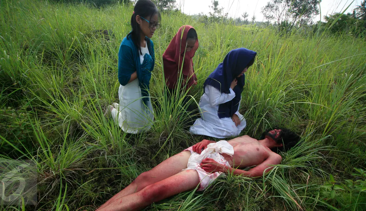 Umat katholik Mengikuti prosesi drama penyaliban Yesus Kristus di lereng Merapi Dusun Ponggol, Sleman, Yogyakarta, (25/3/2016) .Drama penyaliban di selenggarakan untuk memperingati Hari Raya Paskah.(Boy Harjanto)