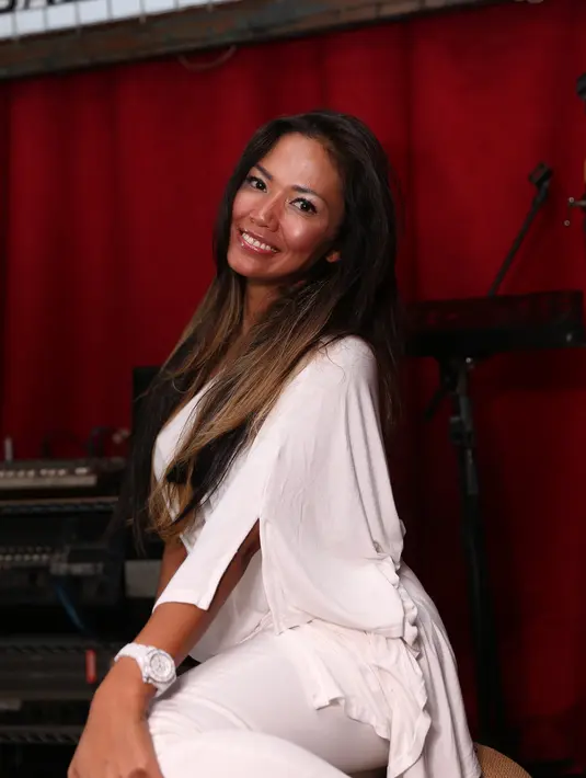 Ditemui di sela pembuatan video klip di Jl  Benda, Kemang, Jakarta Selatan, Rabu (14/10/2015), Shanty mengaku ‘Adam dan Hawa’ merupakan lagu yang mengisahkan percintaan yang tulus seperti kisah Adam dan Hawa. (Andy Masela/Bintang.com)