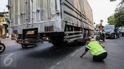 Mamat Gayo. Begitu nama yang tersemat dekat kantong sebelah kanan baju kepolisiannya. Sudah lebih dari 10 tahun bapak Mamat Gayo menjadi Pembantu Polisi (Banpol), Jakarta, Minggu (20/9/2015). (Liputan6.com/Faizal Fanani)