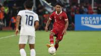 Pemain Timnas Indonesia, Marselino Ferdinan(kanan)&nbsp; mengontrol&nbsp;bola&nbsp;dibayangi pemain Timnas Kamboja dalam laga Grup A Piala AFF 2022 yang berlangsung di Stadion Utama Gelora Bung Karno, (SUGBK), Jumat (23/12/2022). (Bola.com/Abdul Azis)