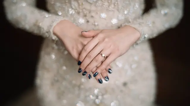 Detail penampilan Alca di hari perikahannya. (Foto: Imagenic)