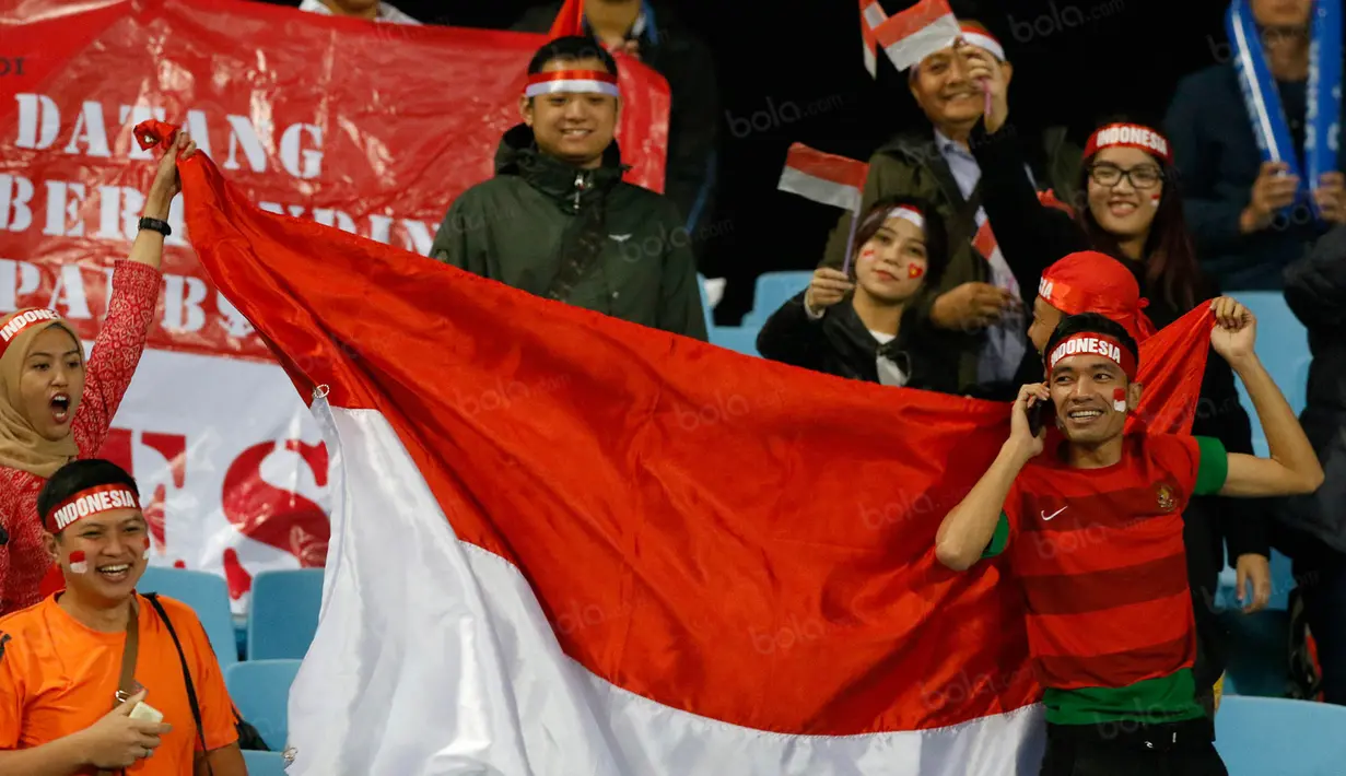 Suporter Timnas Indonesia mendukung Boaz Solossa dkk yang bertanding melawan Vietnam pada semifinal Piala AFF 2016 di Stadion My Dinh, Hanoi, Kamis (7/12/2016). (Bola.com/Peksi Cahyo)