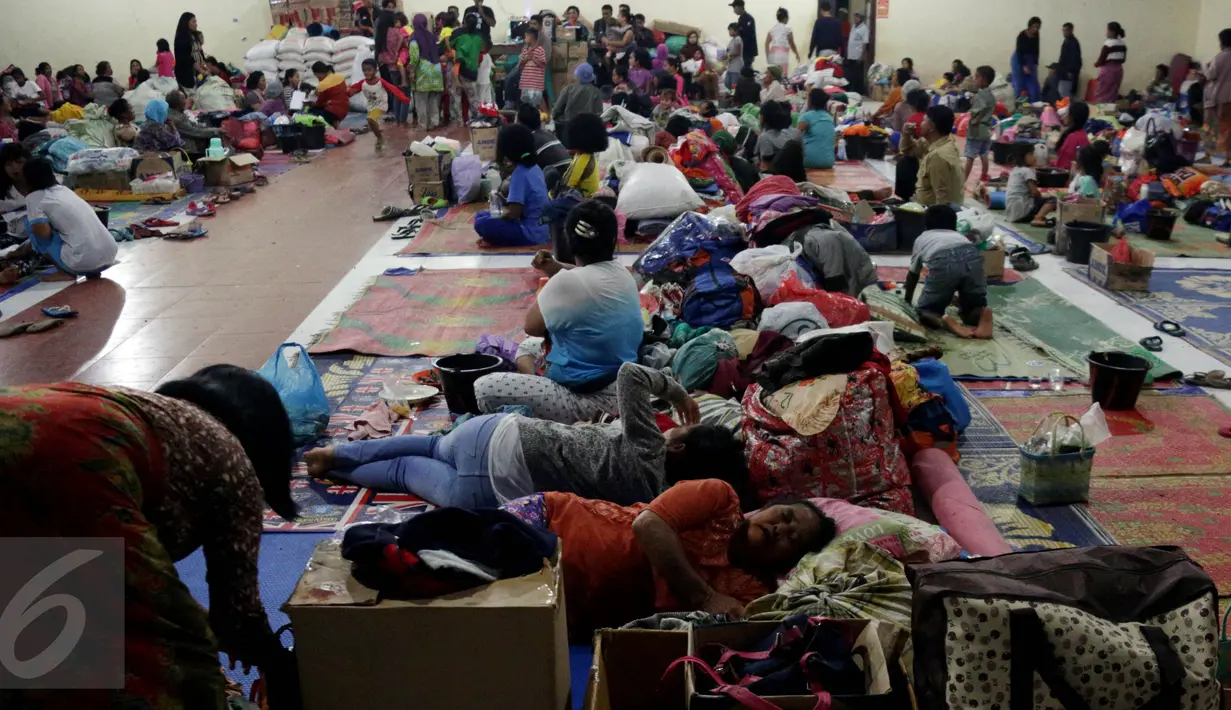 Suasana tempat pengungsian letusan Gunung Sinabung di Desa Batu Karang, Kecamatan Payung, Kabupaten Karo, Medan, Sabtu (4/7/2015). Sebanyak 1254 jiwa dari Desa Gursinayan sudah mengungsi selama 1 bulan . (Liputan6.com/JohanTallo)