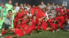 Pemain Timnas Indonesia merayakan gelar juara Piala AFF U-22 2019 setelah mengalahkan Thailand pada laga final di Stadion National Olympic, Phnom Penh, Selasa (26/2). Indonesia menjadi juara setelah mengalahkan Thailand 2-1. (Bola.com/Zulfirdaus Harahap)