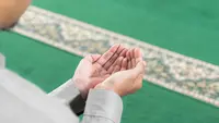 Ilustrasi muslim memanjatkan doa. (Photo by Masjid Pogung Dalangan on Unsplash)