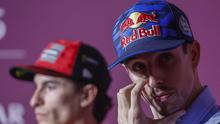 Marc Marquez dan Alex Marquez pada konferensi pers jelang balapan MotoGP Qatar 2025. (Karim JAAFAR / AFP)