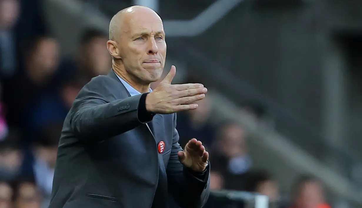 Bob Bradley. Ia mulai menangani Swansea setelah menggantikan Francesco Guidolin pada Oktober 2016 usai menyisihkan calon lainnya, Ryan Giggs. Ia dipecat petinggi klub usai 85 hari setelah hanya meraih 2 kemenangan, 2 hasil imbang dan 7 kekalahan dalam 11 laga. (AFP/Geoff Caddick)