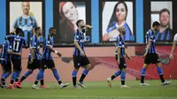 Pemain Inter Milan Roberto Gagliardini (ketiga kanan) merayakan golnya ke gawang Brescia pada pertandingan Serie A di Stadion San Siro, Milan, Italia, Rabu (1/7/2020). Inter Milan menaklukkan Brescia dengan skor 6-0. (AP Photo/Luca Bruno)
