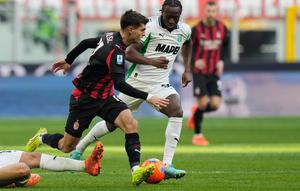 Christian Pulisic (kiri) dipepet Ismael Kone di laga AC Milan vs Sassuolo di pekan ke-15 Serie A 2025/2026 di San Siro, Minggu (14/12/2025). (AP Photo/Luca Bruno)