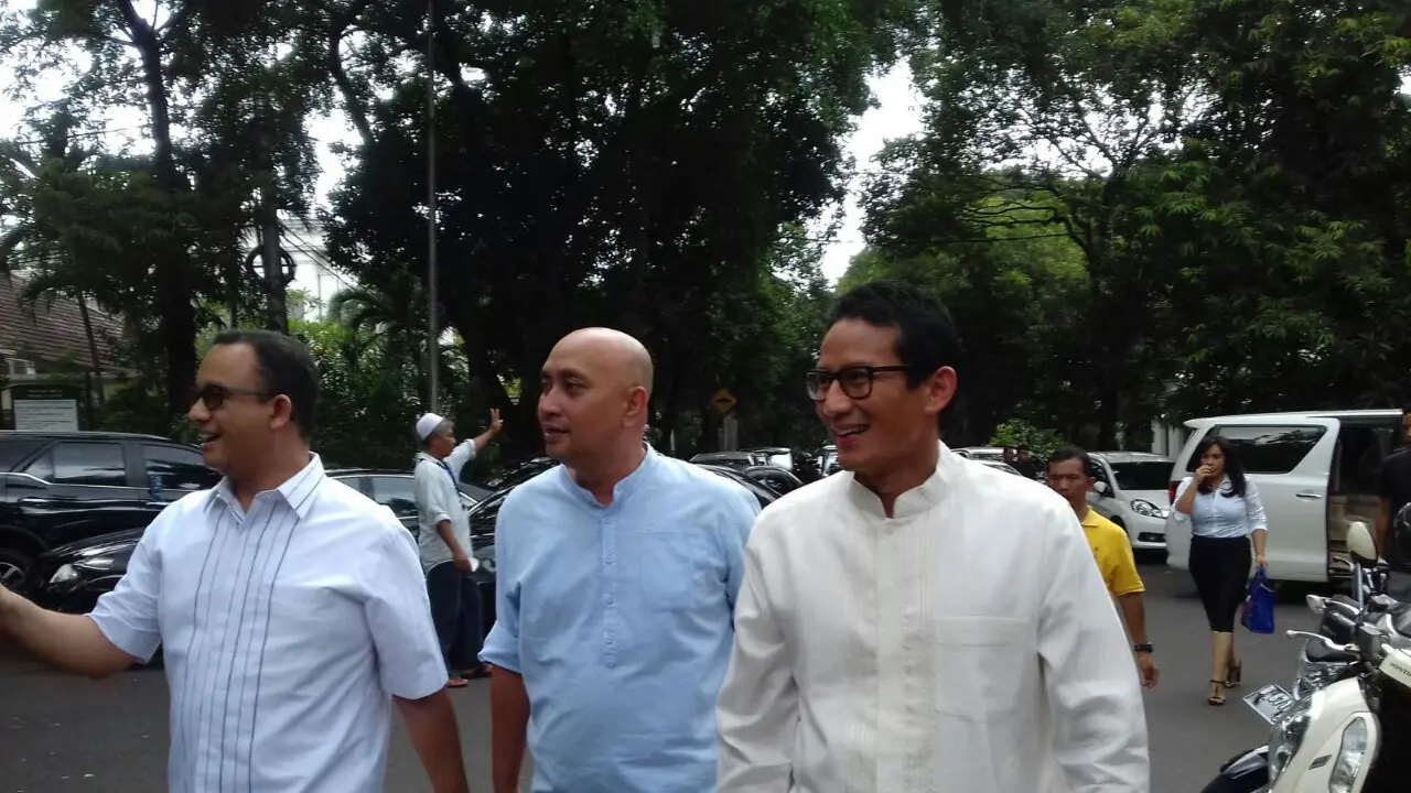 Anies Baswedan jalan bersama Sandiaga Uno 