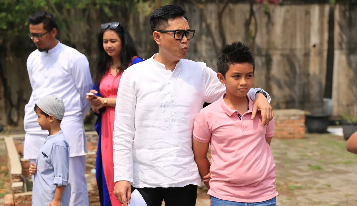 Komedian Eko Patrio pada Idul Adha tahun 2017 ini menyerahkan dua ekor sapi dan tiga ekor kambing. Pemotongan hewan kurban dilaksanakan di kantornya Ekomando, di kawasan Cipinang, Jakarta Timur pada Jumat (1/9) pagi. (Adrian Putra/Bintang.com)