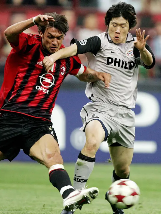 Bek AC Milan Paolo Maldini berusaha merebut bola yang dibawa pemain PSV Eindhoven, Ji-Sung Park selama leg pertama semi final Liga Champions di stadion San Siro 26 April 2005.  Maldini 50 tahun membela Milan pada 1985-2009. (AFP Photo/Paco Serinelli)