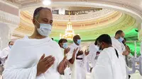 Umat muslim memakai masker untuk membantu menghentikan penyebaran virus corona COVID-19 saat berdoa di depan Al Safaa di Masjidil Haram, Makkah, Arab Saudi, Minggu (30/5/2021). (AP Photo/Amr Nabil)