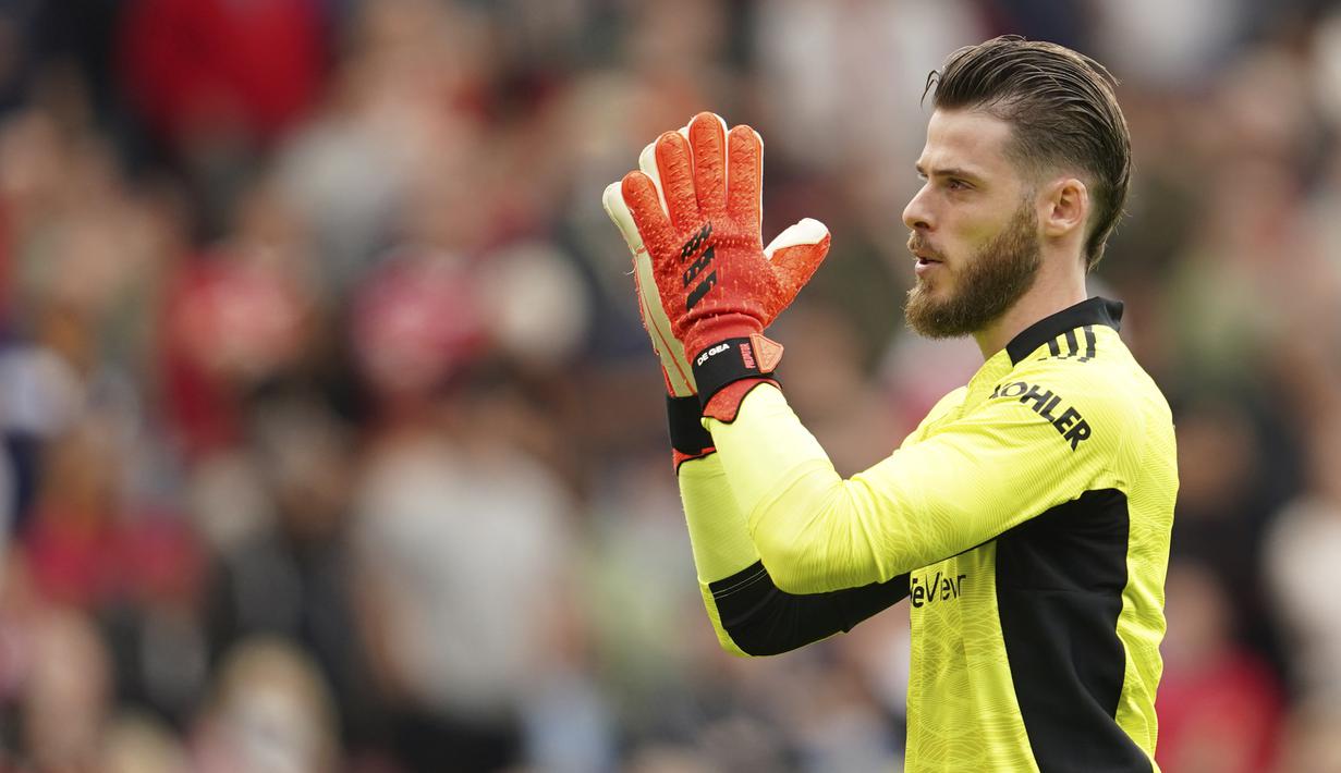 David De Gea. Satu-satuya pemain yang masih membela Manchester United sejak didatangkan Alex Ferguson pertama kali pada 2011/2012. Hingga kini ia telah tampil dalam 450 laga di bawah mistar gawang Setan Merah dengan mencatat 156 kali clean sheet dan kebobolan 472 gol. (AP/Jon Super)