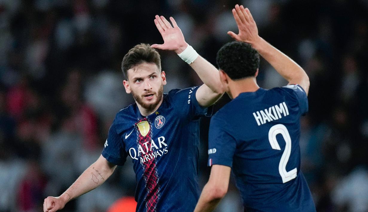 Pertandingan penuh tensi tersaji pada leg pertama semifinal Liga Champions 2025/2026, ketika PSG berhasil menundukkan Bayern Munchen dengan skor ketat 5-4. Laga yang digelar di Parc des Princes pada Rabu (29/4/2026) dini hari WIB itu sekaligus mencatatkan rekor sebagai semifinal paling subur dalam sejarah turnamen elite Eropa tersebut. (AP Photo/Christophe Ena)