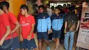 Penyerang Timnas U19 Ilham Udin Armaiyn (tengah) bersama beberapa rekannya langsung bergegas usai melakukan makan siang di hotel tempat mereka menginap di Semarang Kamis 13 Feb 2014 (Liputan6.com/Helmi Fithriansyah).