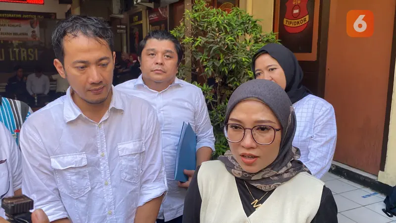 Pengacara keluarga korban, Mellisa Anggraini saat diwawancara penanganan kasus bullying anak SD di Kota Sukabumi, alami patah tulang (Liputan6.com/Fira Syahrin).