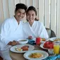 Berlibur di Maldives, Glenn dan Chelsea mendapat jamuan yang menyenangkan. Tampak pasangan suami istri ini menikmati sarapan romantis mereka. (via instagram/@chelseaoliviaa)