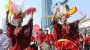 Sejumlah peserta parade membanjiri Bundaran Hotel Indonesia, Jakarta, Minggu, (6/9/2015). Parade tersebut dalam rangka memperingati Hari Pelanggan Nasional yang diperingati setiap 4 September. (Liputan6.com/Helmi Afandi) 