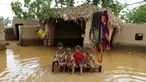 Sejumlah Anak duduk di tempat tidur di depan sebuah rumah yang dilanda banjir setelah hujan lebat di sebuah desa di provinsi Laut Merah Yaman, Houdieda, Jumat, 15 April 2016. (REUTERS/Abdul Jabbar Zeyad)