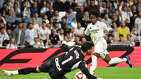 Pemain depan Real Madrid asal Brasil #16 Endrick menantang kiper Alaves asal Spanyol #01 Antonio Sivera selama pertandingan sepak bola liga Spanyol antara Real Madrid CF dan Deportivo Alaves di stadion Santiago Bernabeu di Madrid pada tanggal 24 September 2024.JAVIER SORIANO / AFP
