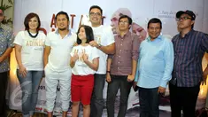 Pemain, sutrada dan produser saat press screening film 'Ayat-ayat Adinda' di kawasan Kuningan, Jakarta, Senin (8/6). Film tersebut bercerita kehidupan gadis bernama Adinda dan keluarganya yang selalu berpindah tempat tinggal. (Liputan6.com/Panji Diksana)