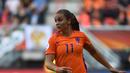 Aksi Lieke Martens membawa bola saat bertanding melawan Denmark pada final UEFA Women's Euro 2017 di Stadion Fc Twente di Enschede (7/8). Lieke Martens menandatangani kontrak untuk FC Barcelona pada 12 Juli 2017. (AFP Photo/John Thys)