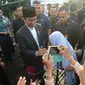 Sejumlah warga bersalaman dengan Presiden Joko Widodo usai melaksanakan salat id Hari Raya Idul Fitri 1 Syawal 1439  H di Lapangan Astrid, Kebun Raya Bogor, Jumat (15/6). (Merdeka.com/Arie Basuki)