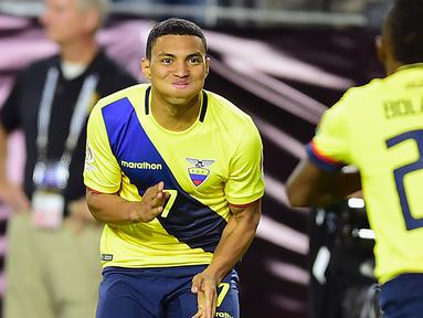 Pemain Ekuador, Miller Bolanos dan Jefferson Montero merayakan gol saat melawan Peru pada babak penyisihan grup B Copa America Centenario 2016 di Glendale, Arizona, AS, (9/6/2016) WIB. (AFP/ Alfredo Estrella)