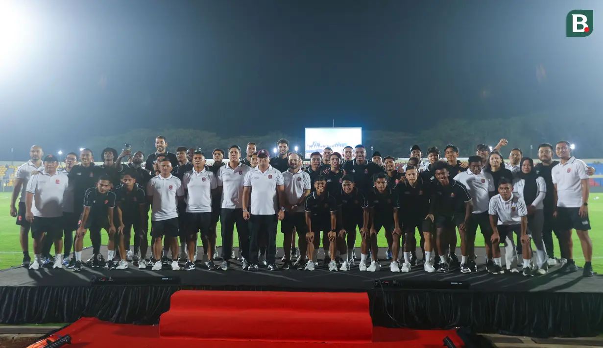 Para pemain dan staf pelatih Persijap Jepara foto bersama saat launching skuad untuk mengarungi Super League musim 2025/2026 di Stadion Gelora Bumi Kartini (GBK) Jepara, Sabtu (26/7/2025). (Bola.com/M. Iqbal Ichsan)