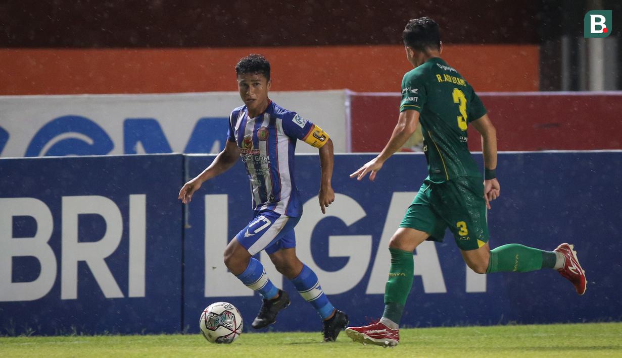 Pemain Persiraja Banda Aceh, Defri Rizki (kiri) berusaha melewati pemain Persebaya Surabaya, Reva Adi Utama dalam laga pekan ke-10 BRI Liga 1 2021/2022 di Stadion Maguwoharjo, Sleman, Minggu (31/10/2021). (Bola.com/Bagaskara Lazuardi)